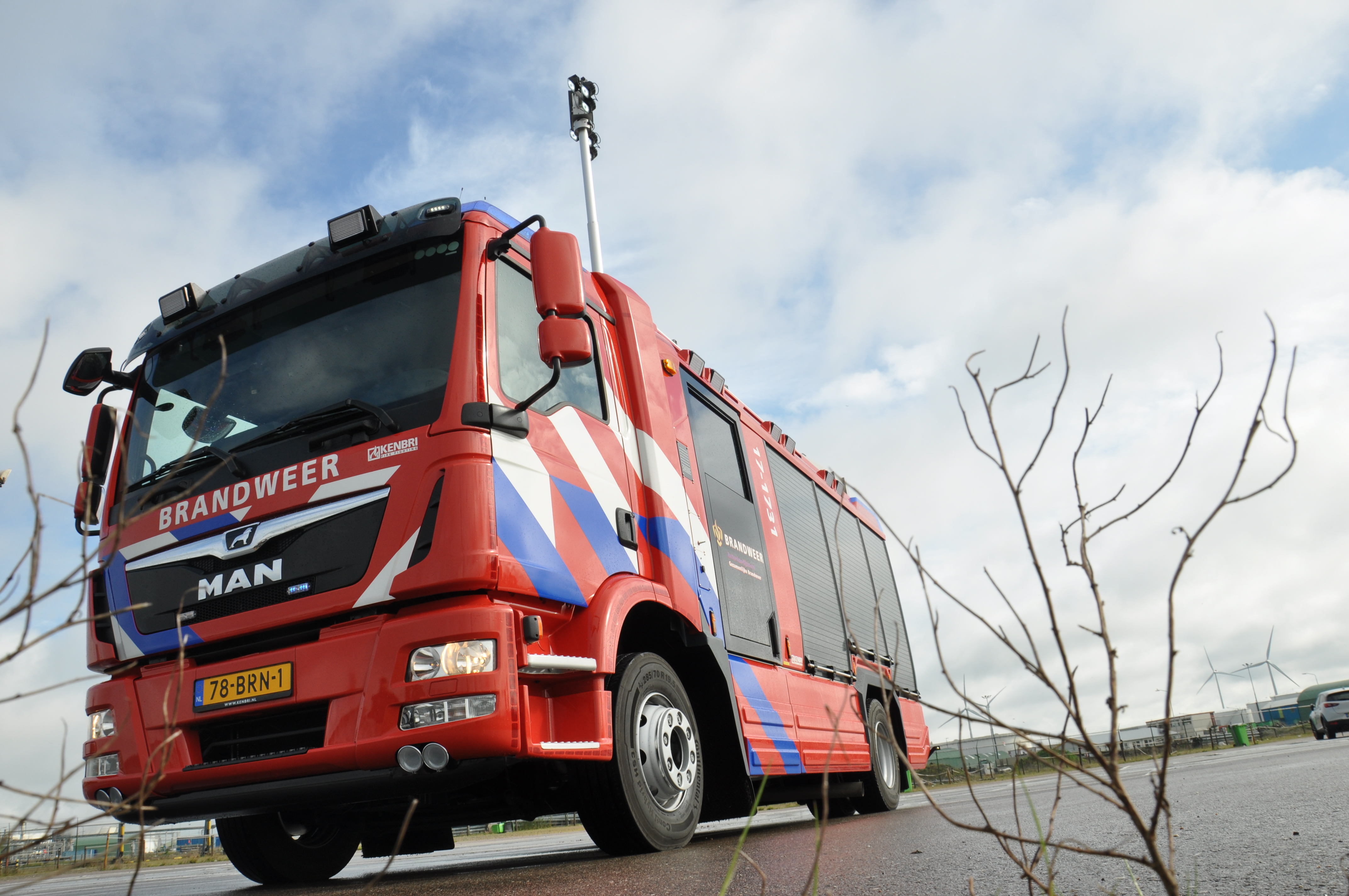Brandweer met grote spoed naar Zeeduinweg in Almere vanwege gebouwbrand
