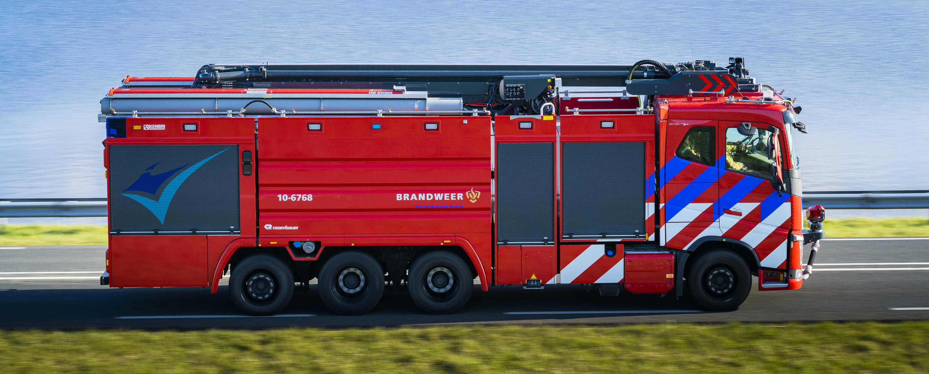 Rosenbauer_specialistisch_blusvoertuig 13.jpg